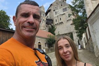 Rosenbergova Janička ukázala na hradě intimní partie pod průsvitným body. Lidé zuří, že si to památky nezaslouží